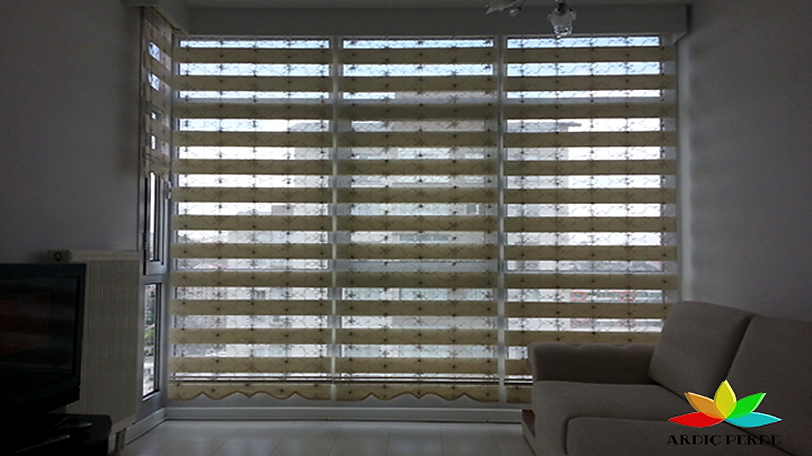 Ümitköy & Çayyolu Konut Projesi (Çankaya / Ankara) — Oturma Odası Kordone Kabartma Nakış İşlemeli ve Kristal Boncuk Etekli Özel Tasarım Zebra Perde Uygulaması