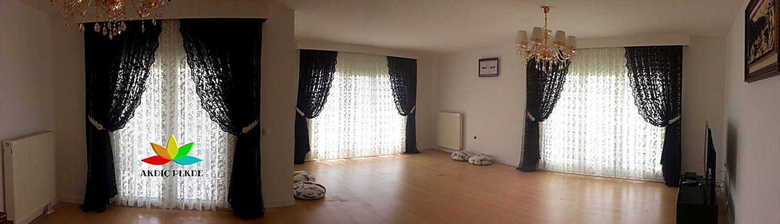 Ümitköy Hilmi Barlas Arinna Park Konutları (Çankaya / Ankara) — Salon 1x3 Sık Pile KDK Örme Tül Perde, Akustik Dekoratif Fon Perde ve Renso Kol Bağı Uygulaması (Geniş Cephe)