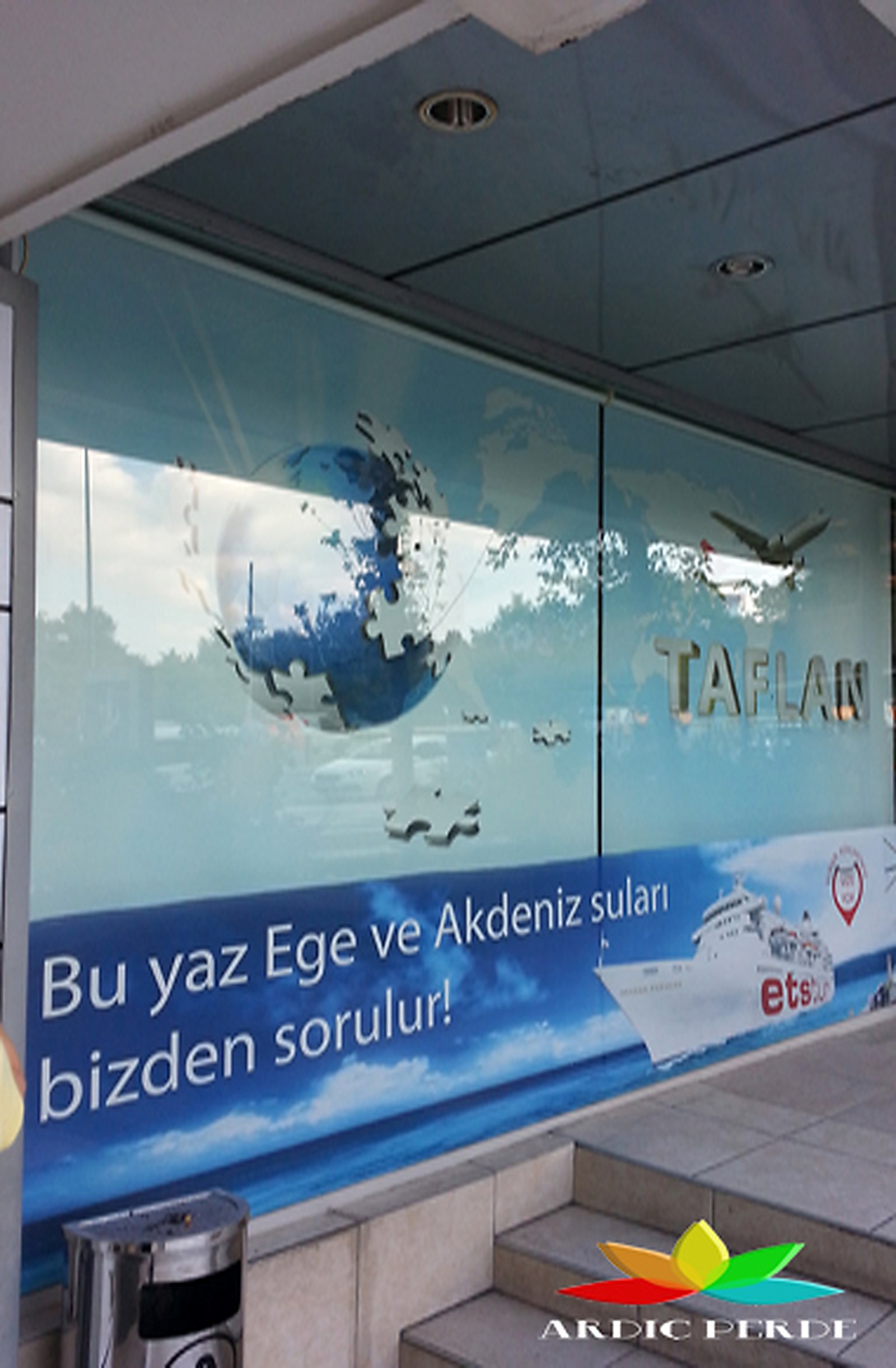 Ankara Taflan Turizm (ETS Tur Yetkili Acentesi) — Kurumsal Kimlik Logolu UV Dijital Baskılı %3 Açıklık Oranlı Güneş Kırıcı Sunscreen Stor Perde (Vitrin Sol Cephe)