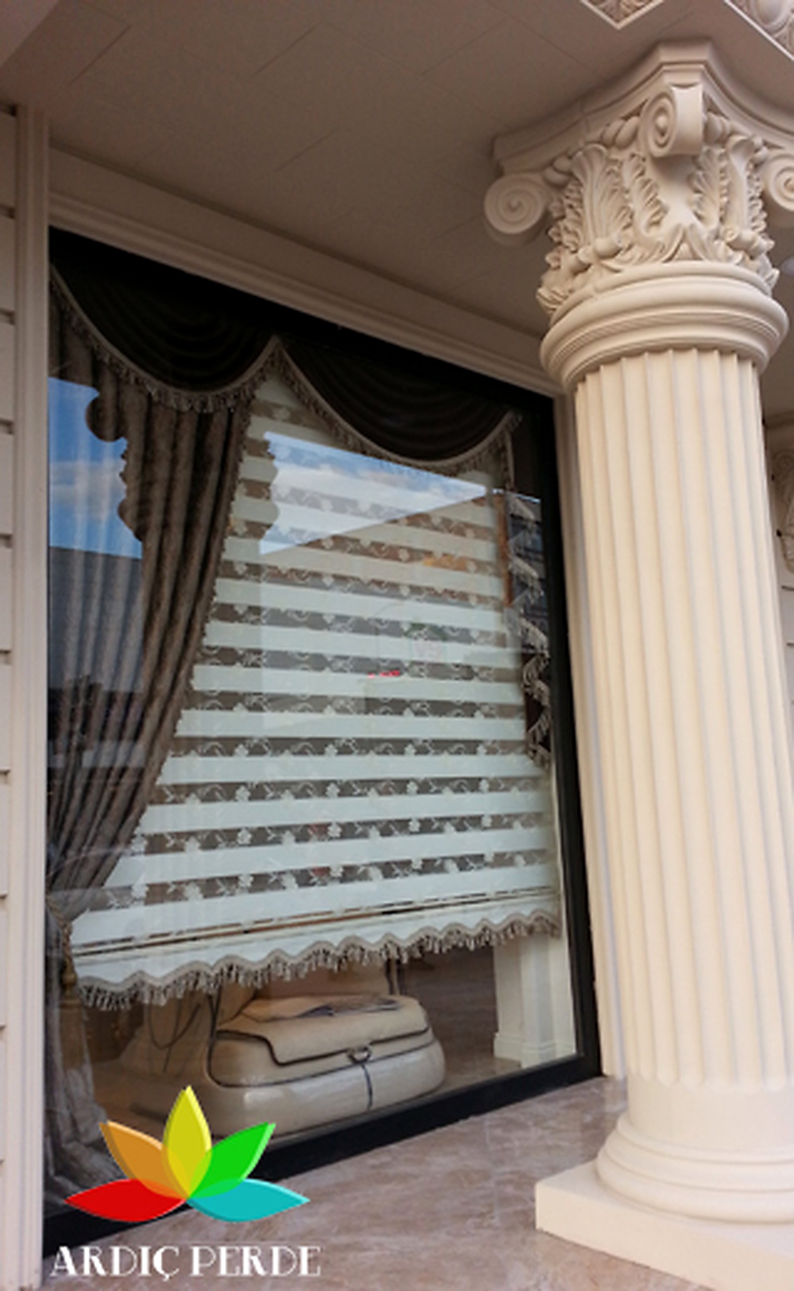 Görkem Mobilya Showroom (Siteler / Ankara) — Klasik Salon Teşhir Alanı — İpek Kadife Saçaklı Kruvaze Fon ve Motorlu Zebra Kombinasyonu