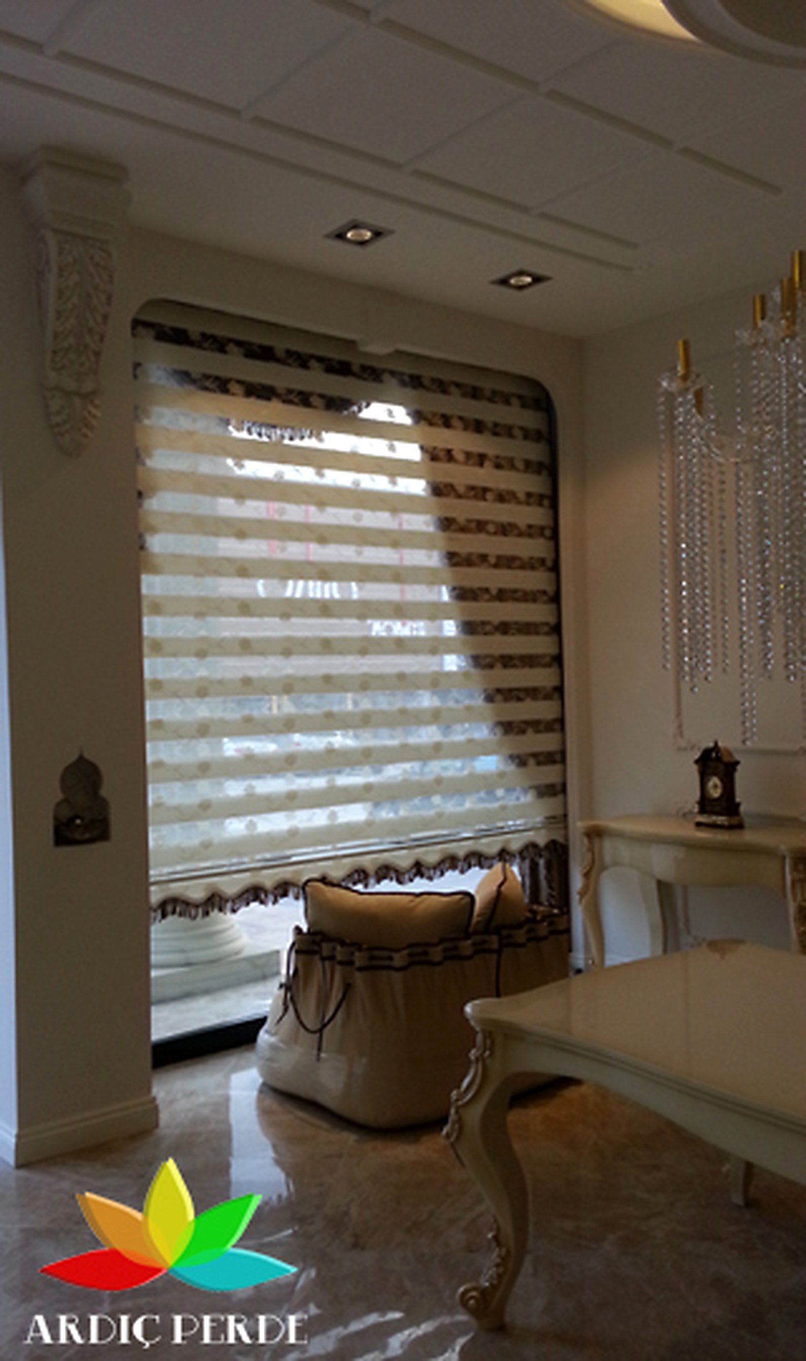 Görkem Mobilya Showroom (Siteler / Ankara) — Modern Salon Koleksiyonu — Tek Tuşla Kontrol Edilen Somfy Motorlu Gündüz/Gece Zebra Perde