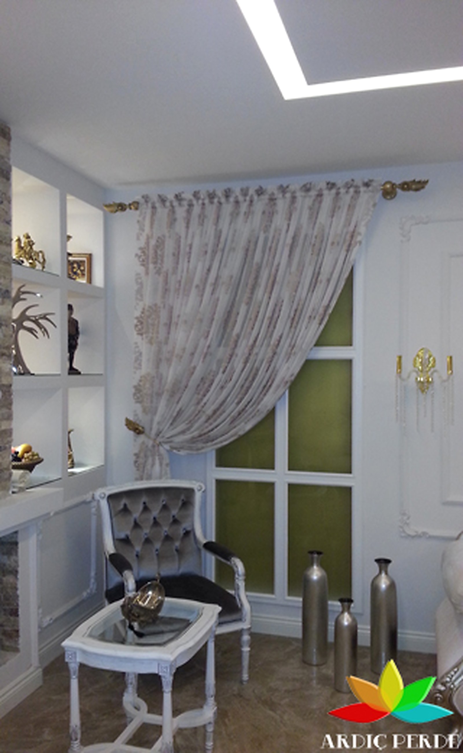 Görkem Mobilya Showroom (Siteler / Ankara) — Yemek Odası Vitrini — Kristal Taşlı Braçol, S-Wave İpek Tül ve Kadife Fon Perde Tasarımı