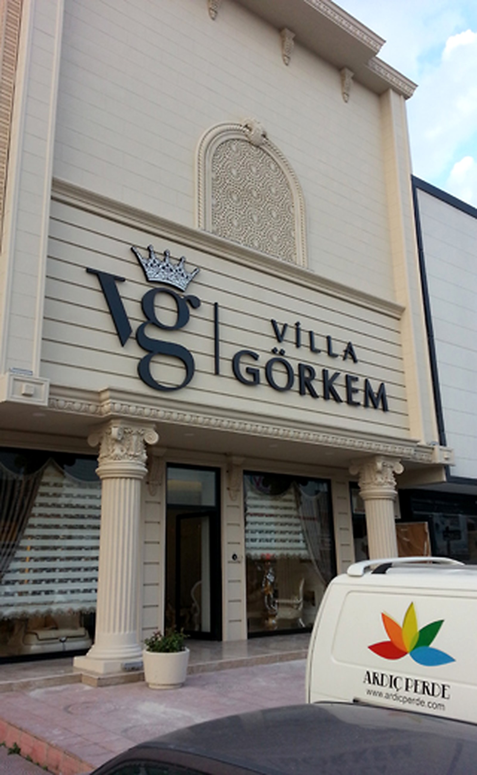 Görkem Mobilya Showroom (Siteler / Ankara) — Somfy RTS Uzaktan Kumandalı Motorlu Zebra Stor Perde ve Akıllı Ev Otomasyon Vitrini