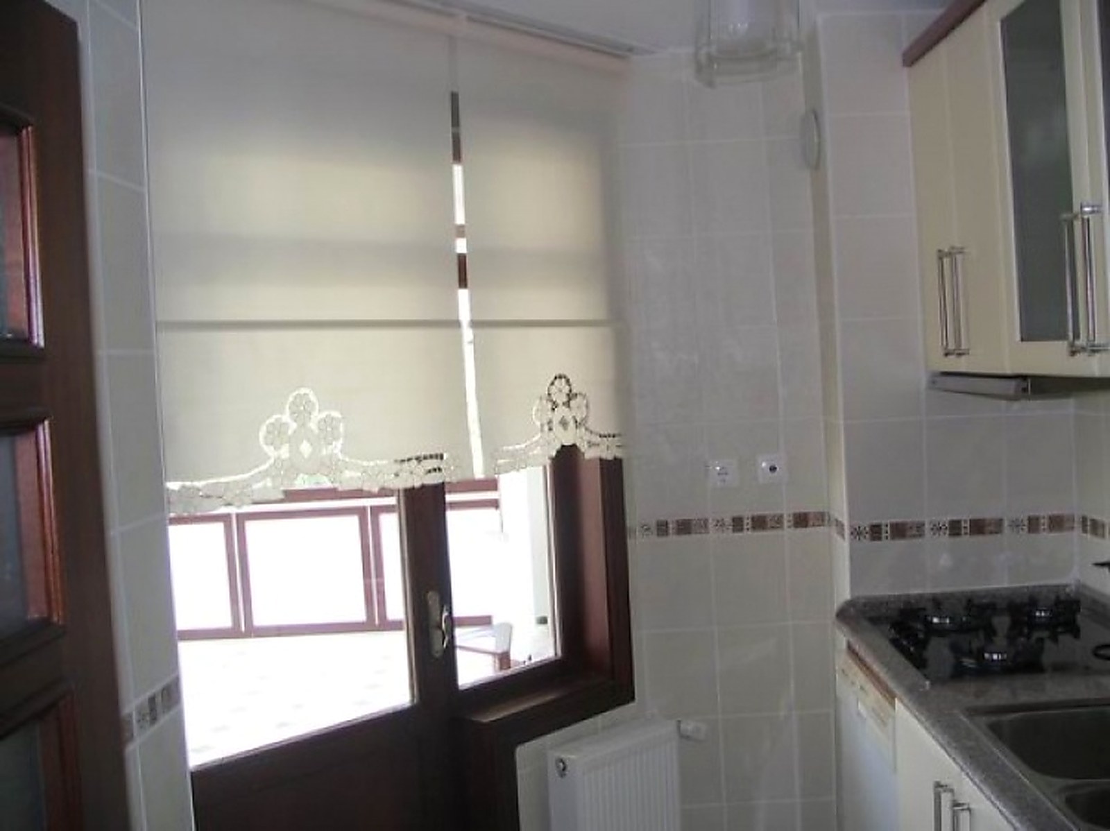 Ankara Konut & Cam Balkon Kapısı Uygulaması — Evye ve Tezgah Yanı Leke Tutmaz Krem Stor Perde Üzeri Fransız Güpür ve Fisto Etek İşlemesi