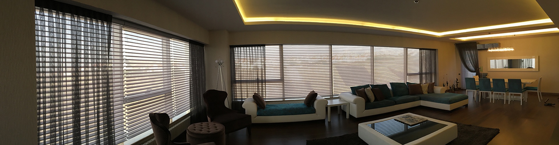 İncek & Çayyolu Lüks Villa Salonu (Ankara) — Panoramik Köşe Camlarda 50mm Ahşap Görünümlü Jaluzi ve Tül Stor (Silhouette) Perde Mimari Kombinasyonu