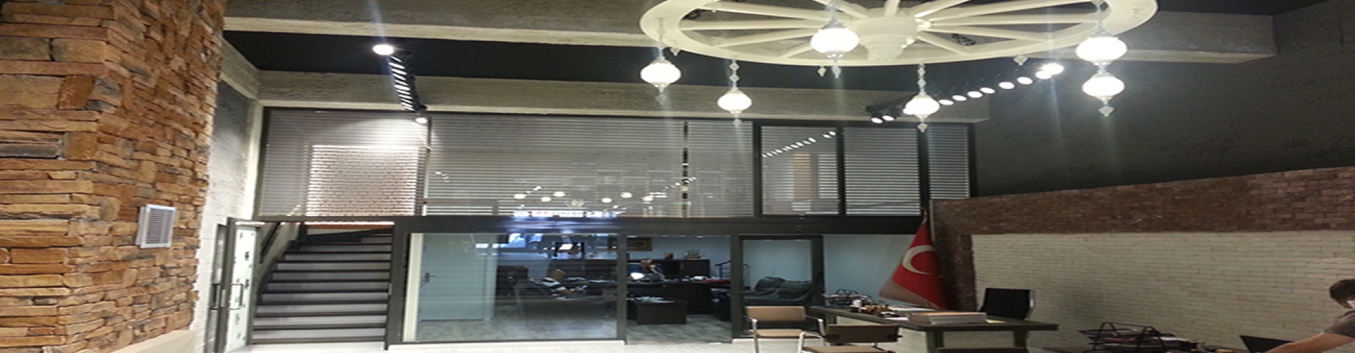 Siteler & Aydınlıkevler Kurumsal Showroom ve Ofis Projesi (Ankara) — Doğal Taş Duvarlı Asma Kat Cam Bölmelerde 25mm/50mm Gri Alüminyum ve Ahşap Jaluzi Uygulaması
