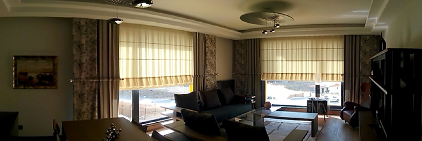 Çankaya & Oran Panoramik Rezidans Salonu (Ankara) — Arkadan Çubuklu İpek Keten Katlamalı (Roman Shade) Tül Perde, Jakarlı Fon Perde ve Metal Renso Uygulaması