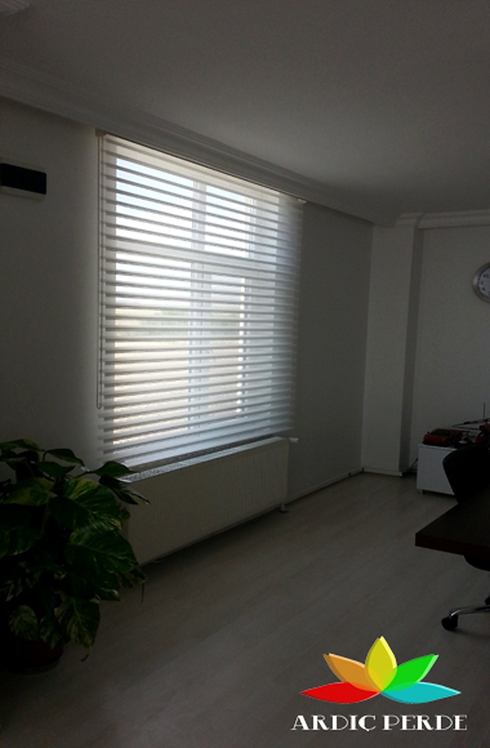Lavalia Fabrika Yönetim Binası Makam Odası Projesi — Makam Çalışma Masası Arkası — UV Işınlarını %88 Filtreleyen Yatay S-Bantlı Somfy Motorlu Siluet Perde