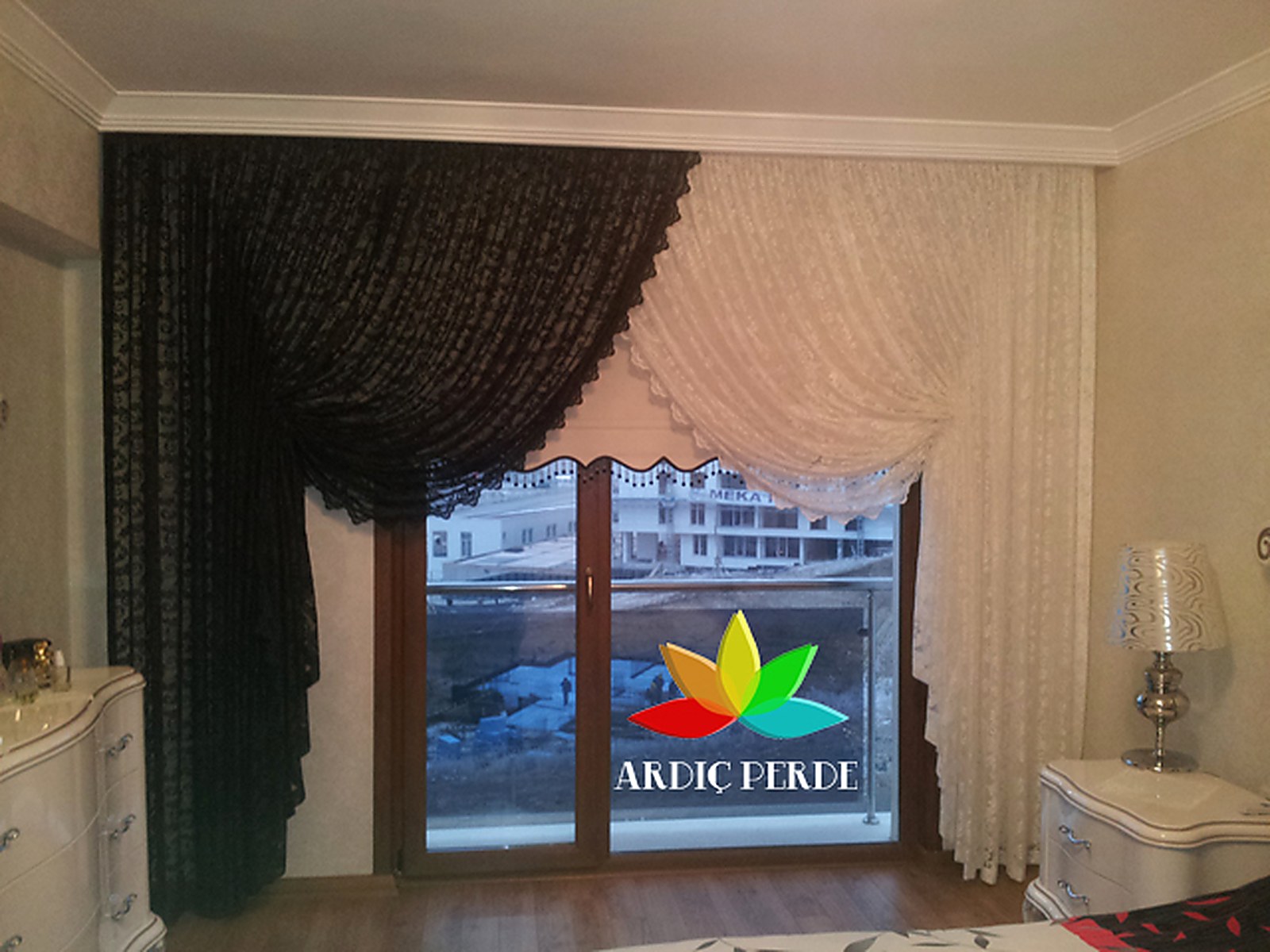 Yaşamkent Villa & Rezidans Projesi (Çayyolu / Çankaya, Ankara) — Salon Ana Pencere — Uzaktan Kumandalı Motorlu Kruvaze Fon Perde ve Dekoratif Geometrik Desenli Zebra Stor