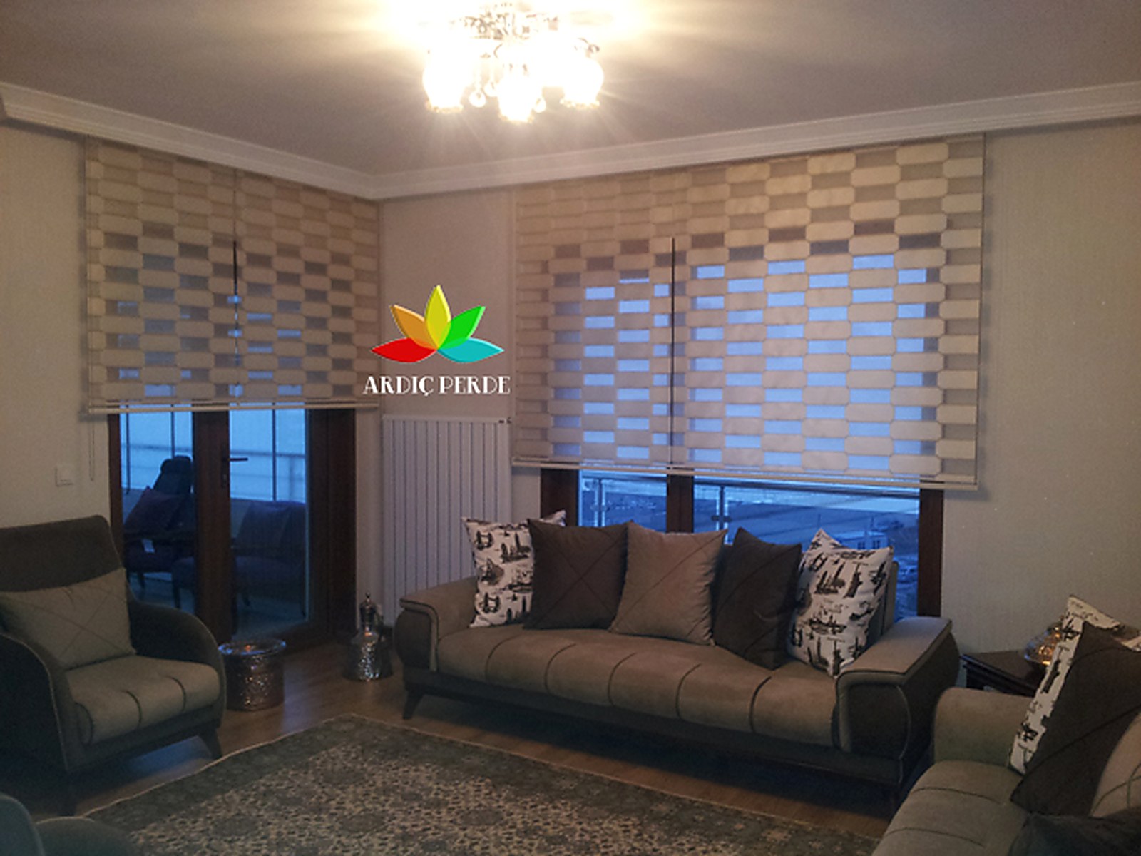 Yaşamkent Villa & Rezidans Projesi (Çayyolu / Çankaya, Ankara) — Oturma Odası Cephesi — Alüminyum Kasalı Geometrik Jakar Dokuma Çift Katmanlı Zebra Perde