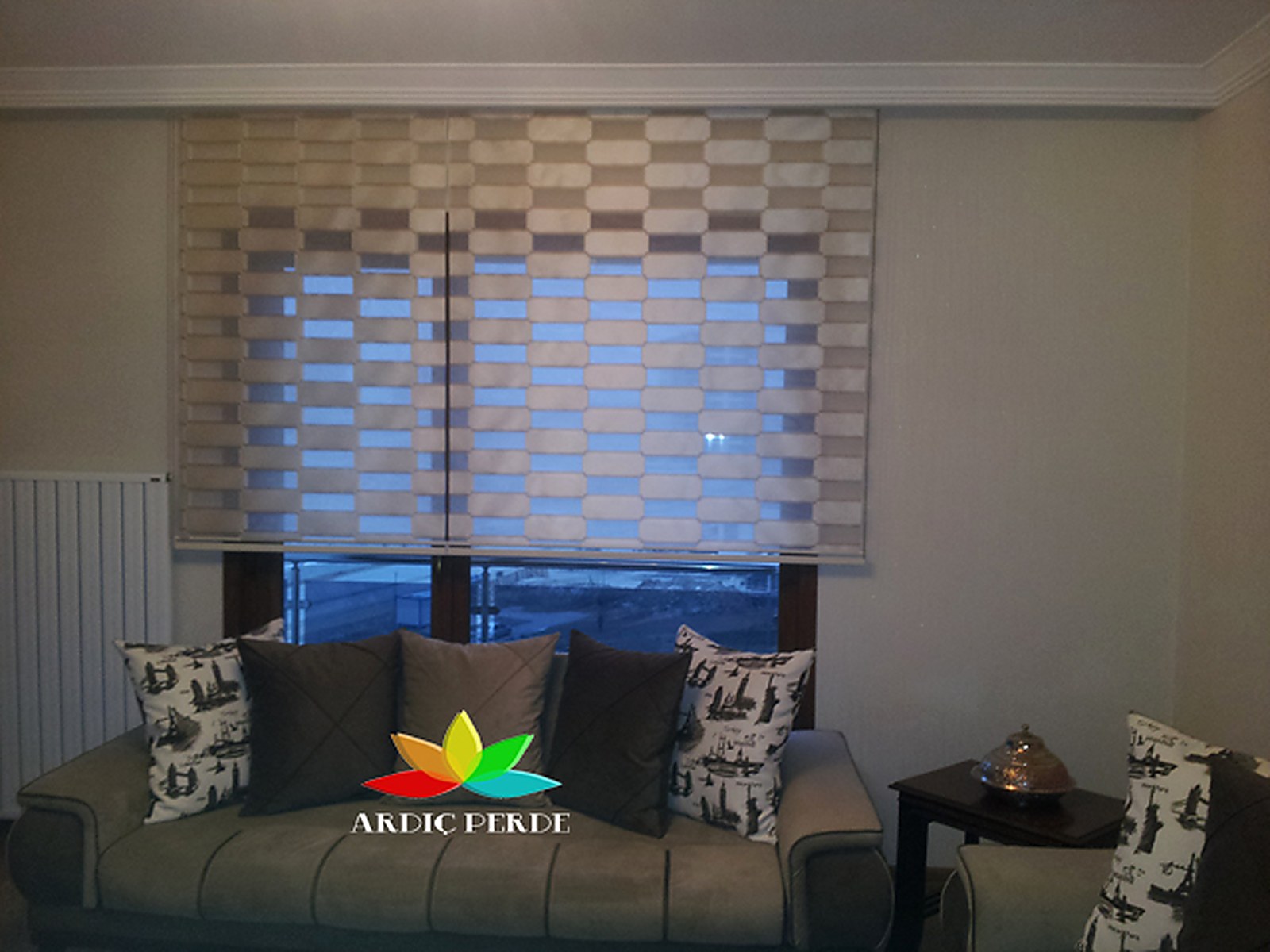 Yaşamkent Villa & Rezidans Projesi (Çayyolu / Çankaya, Ankara) — Yemek Odası ve Balkon Kapısı — Özel Dikim İpek Kruvaze Fon, KDK Tül ve Mekanizmalı Perde Uyumu