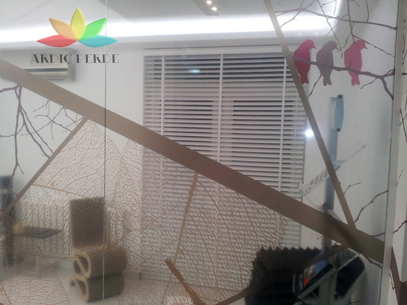 Denta Fine Ağız ve Diş Sağlığı Kliniği (Çankaya / Ankara) — Estetik Diş Kliniği Odası — UV Korumalı Sararmaz Beyaz Lake 50mm Ahşap Jaluzi Uygulaması