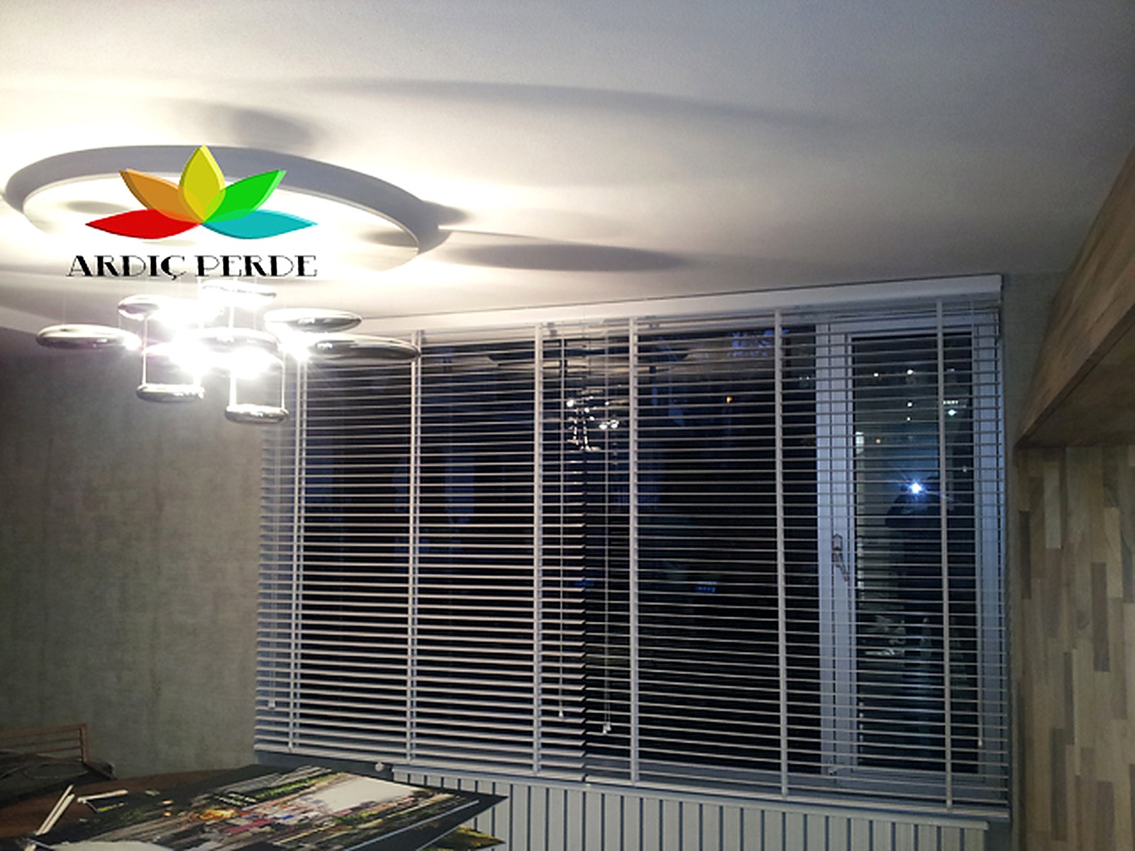 Denta Fine Ağız ve Diş Sağlığı Kliniği (Çankaya / Ankara) — Başhekim Muayene Odası — Alüminyum Üst Kasalı 50mm Beyaz Doğal Ahşap Jaluzi Uygulaması