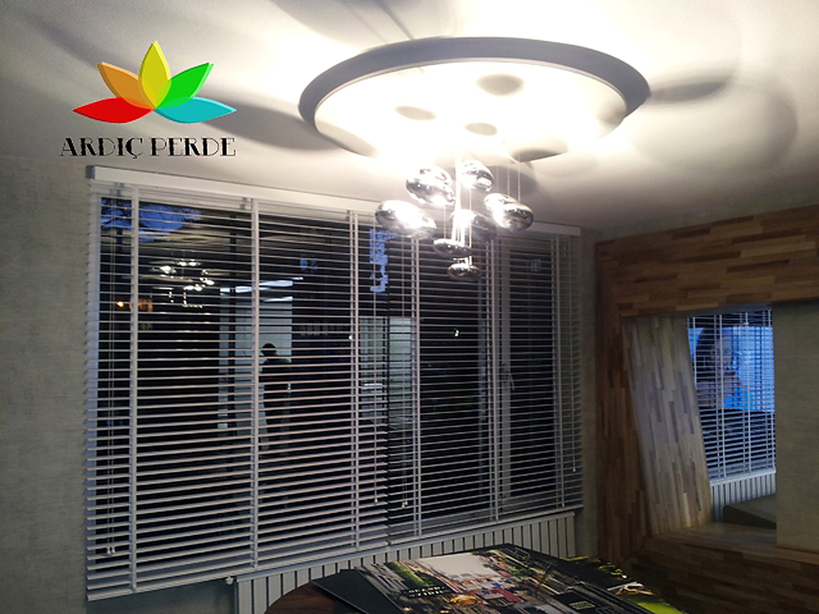 Denta Fine Ağız ve Diş Sağlığı Kliniği (Çankaya / Ankara) — VIP Hasta Dinlenme ve Bekleme Salonu — Kurdebağlı 50mm Beyaz Lake Ahşap Jaluzi Uygulaması