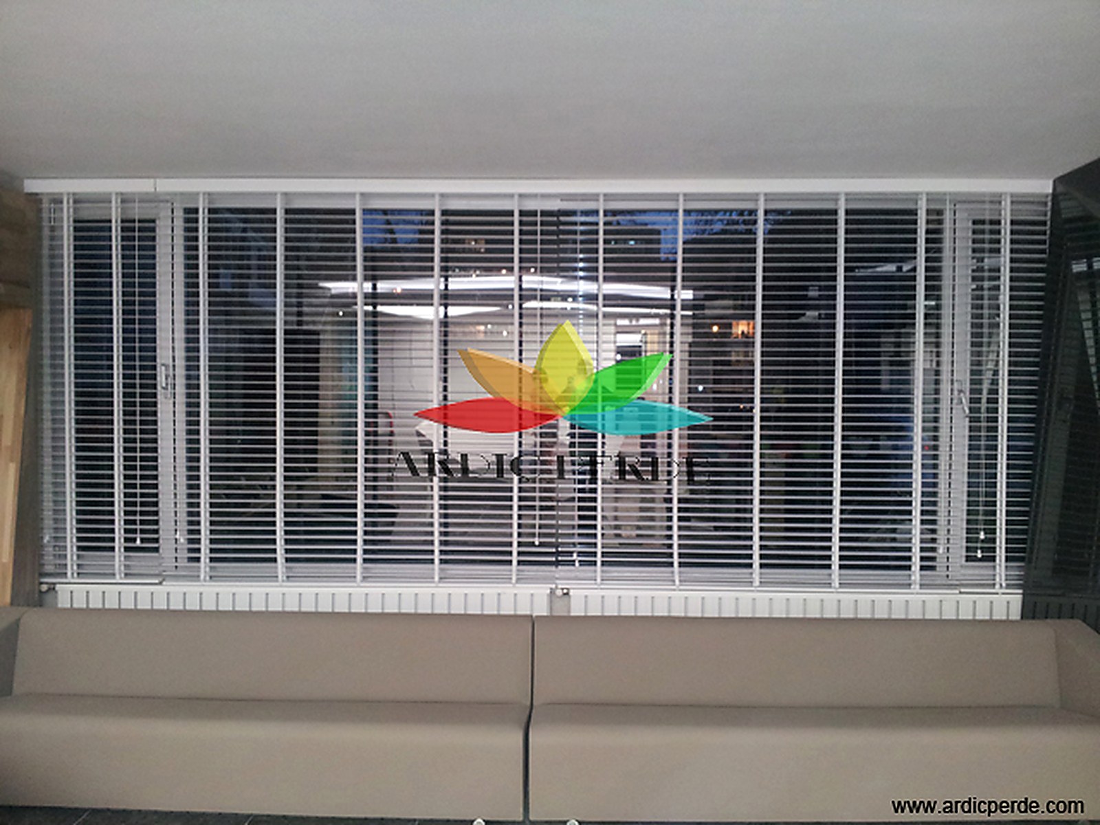 Denta Fine Ağız ve Diş Sağlığı Kliniği (Çankaya / Ankara) — Panoramik Köşe Muayene Odası — Çift Kanat Senkronize 50mm Beyaz Ahşap Jaluzi Uygulaması