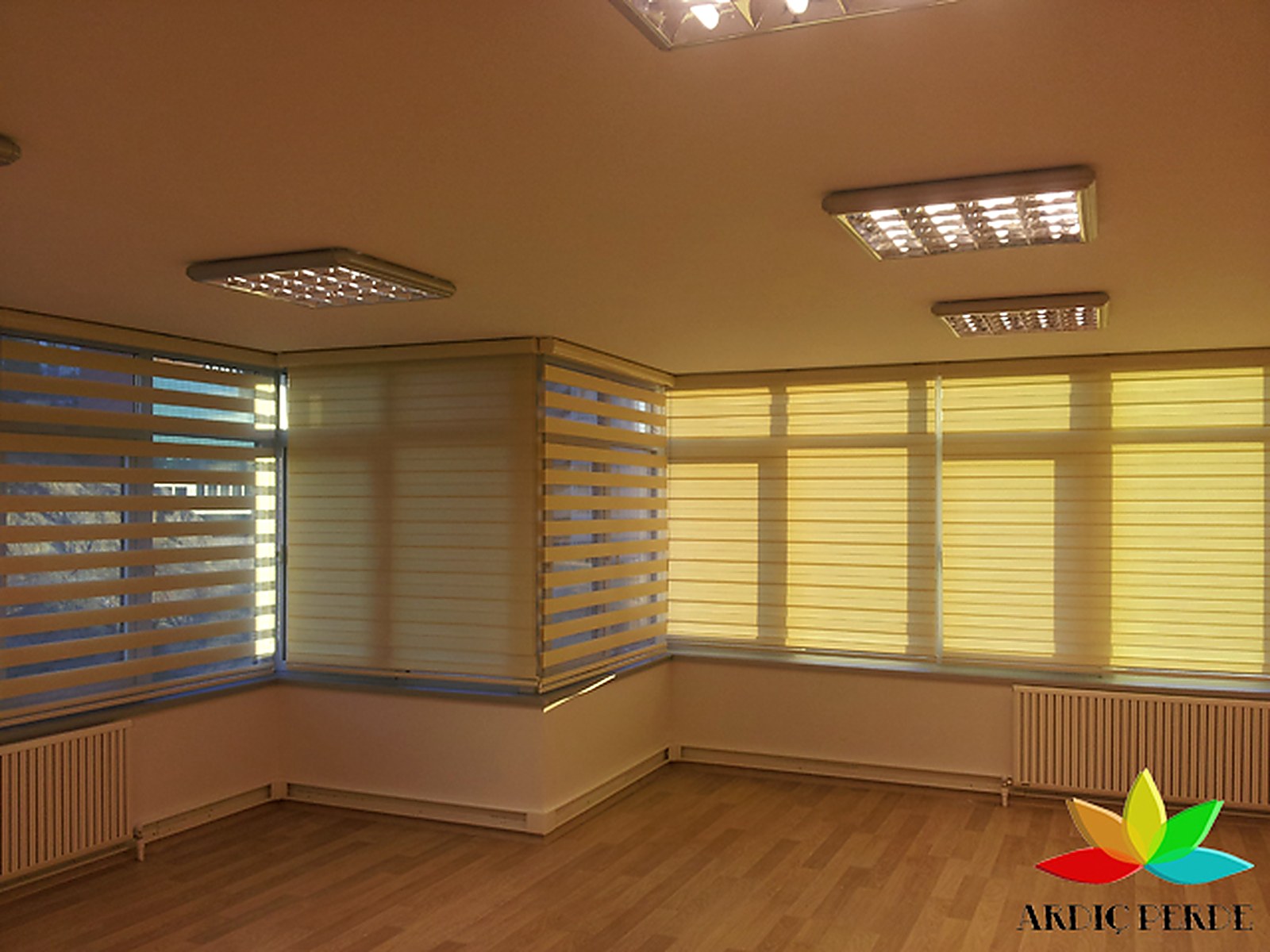 Ankara TESMER (TÜRMOB Eğitim ve Staj Merkezi, Dikmen / Çankaya) — İdari Yönetim Ofisleri — Alüminyum Kasalı Krem/Gri Kurumsal Zebra Stor Perde